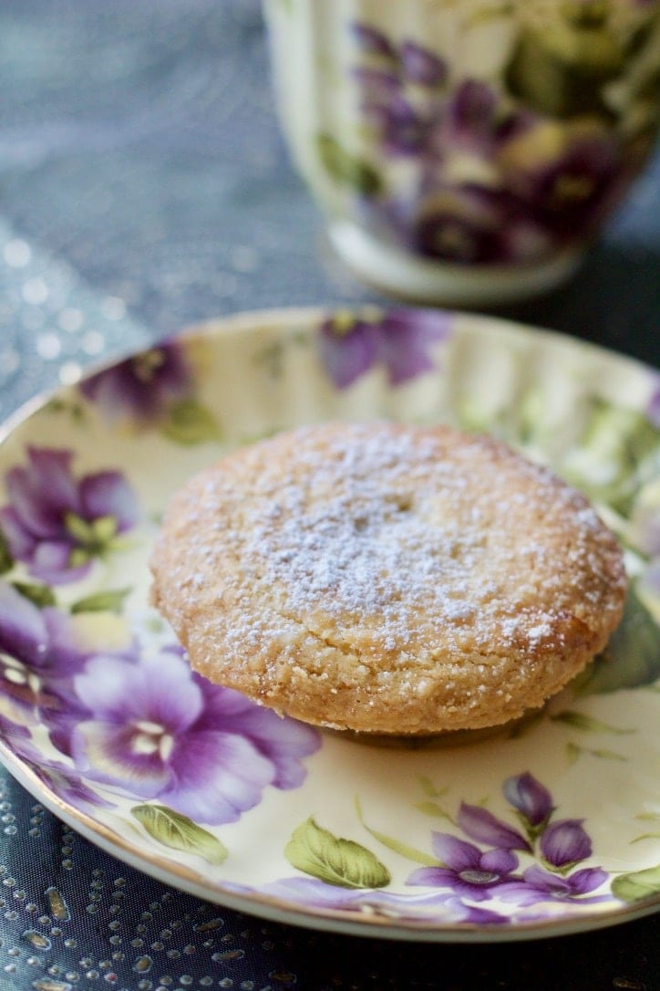 Mince pie on a plate.