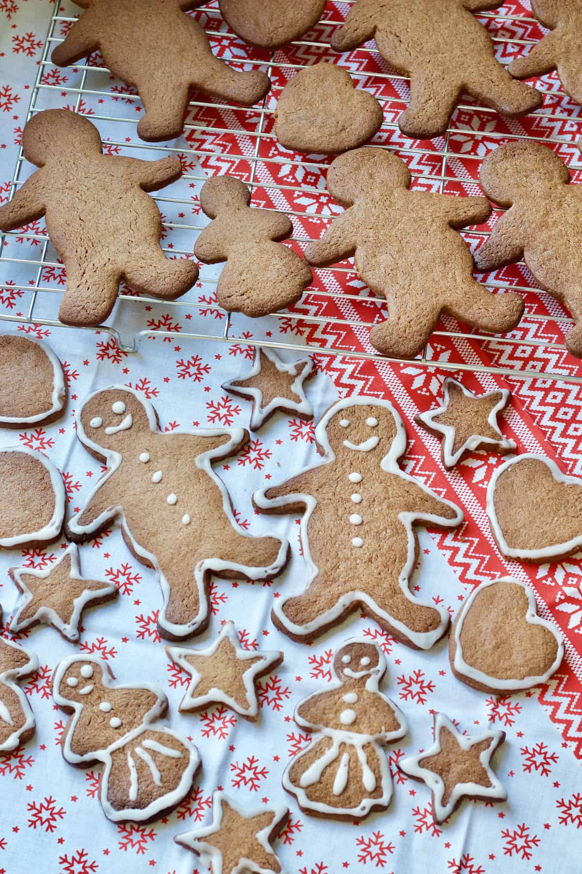 Spread of iced and uniced gingerbread biscuits.