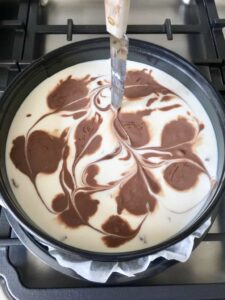 Marbling effect on a cheesecake made with a knife