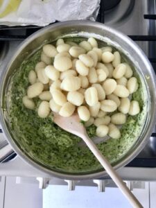 Gnocchi in a pan with leek & pesto mixture