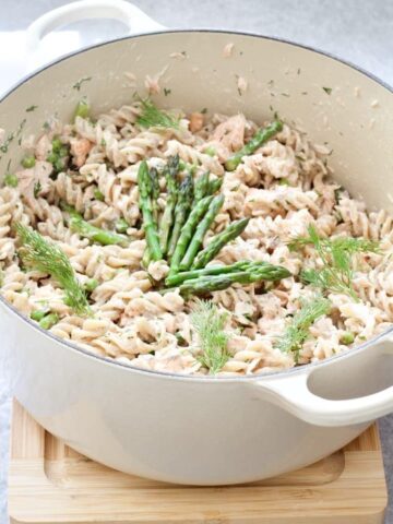 Pot with pasta, asparagus & dill.