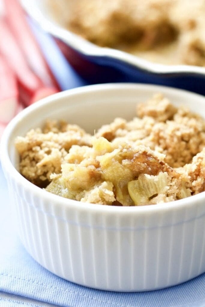 Rhubarb crumble portion.