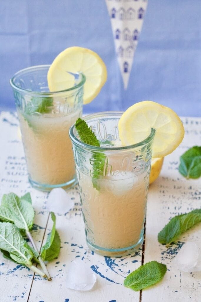 Rhubarb rink in two glasses.