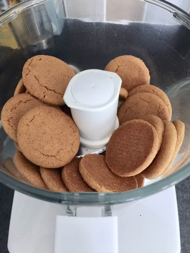 Ginger biscuits in a food processor.