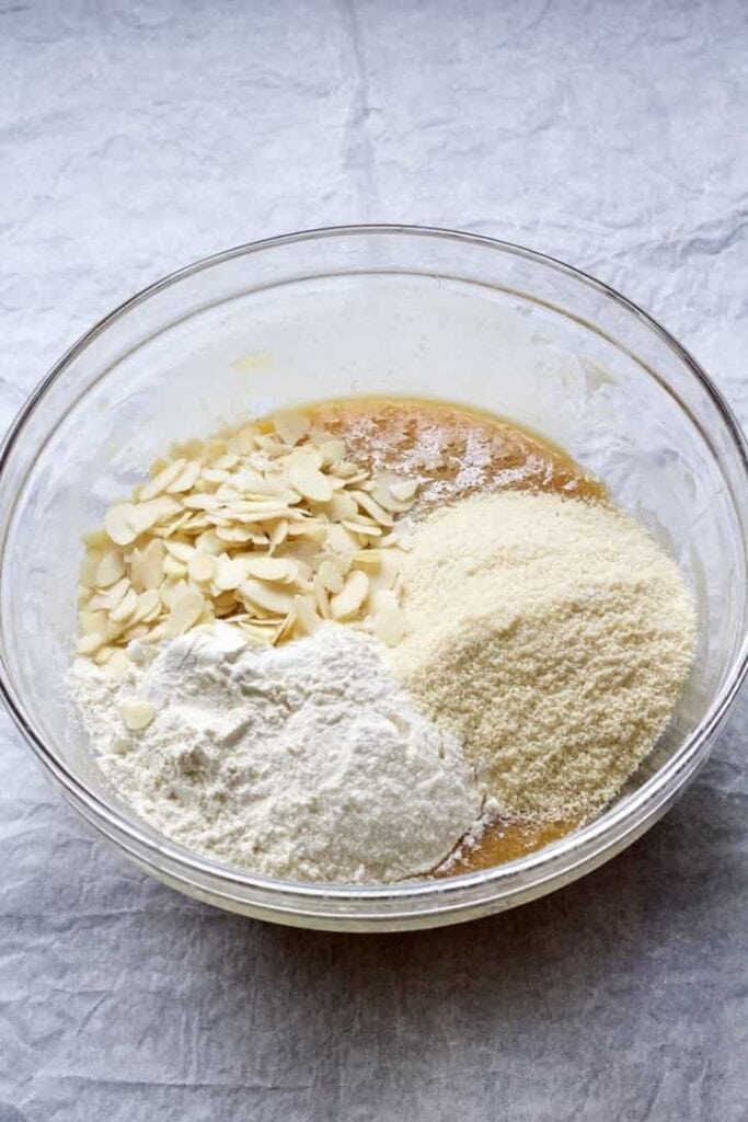 Flour, ground almonds & almond flakes in a bowl.