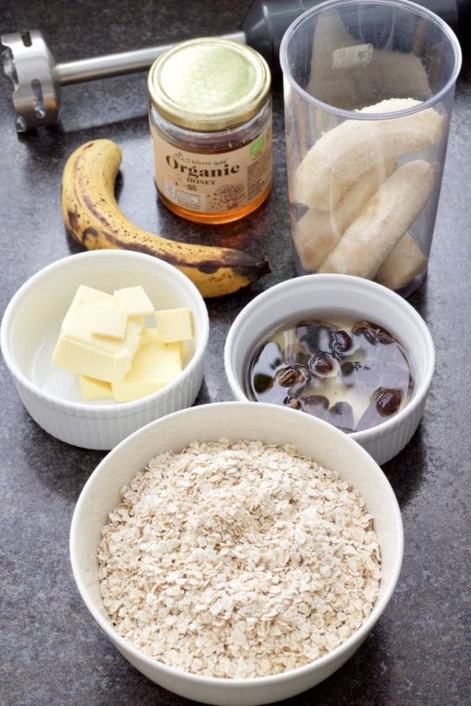 Ingredients for making healthy banana flapjacks.