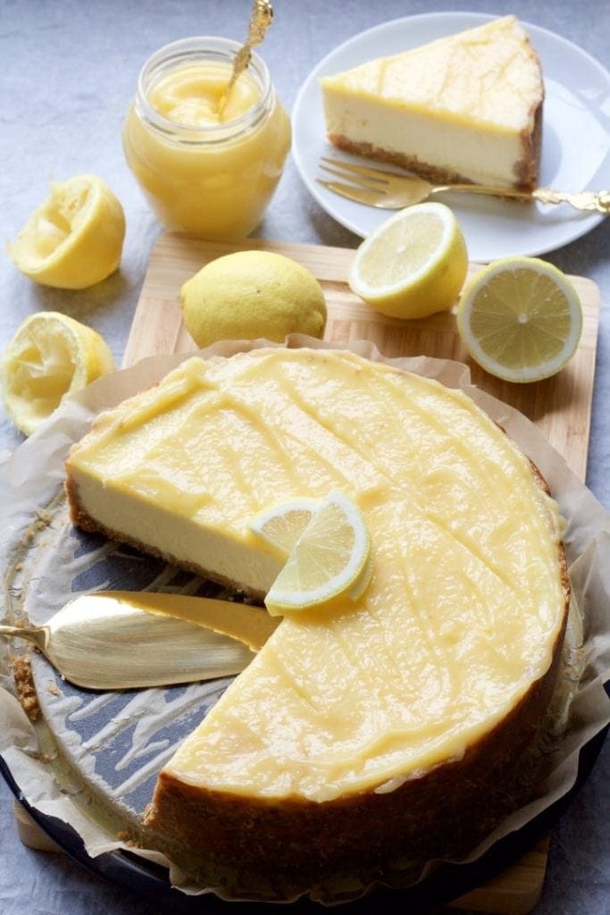 Cheesecake topped with lemon curd and lemon slices.