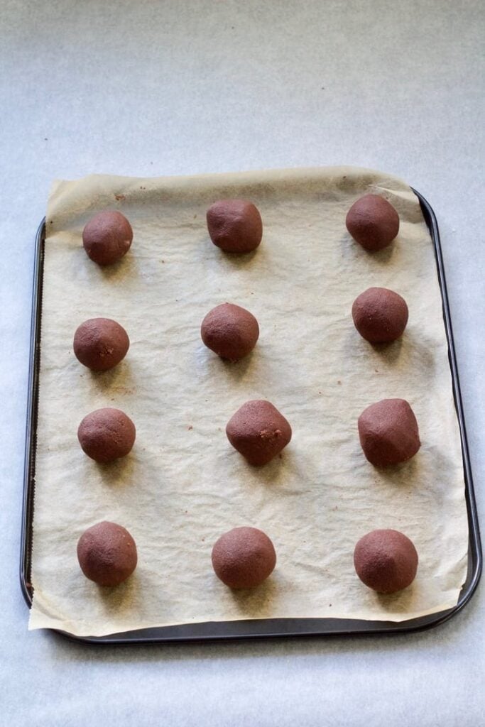 Dough balls on the baking tray.