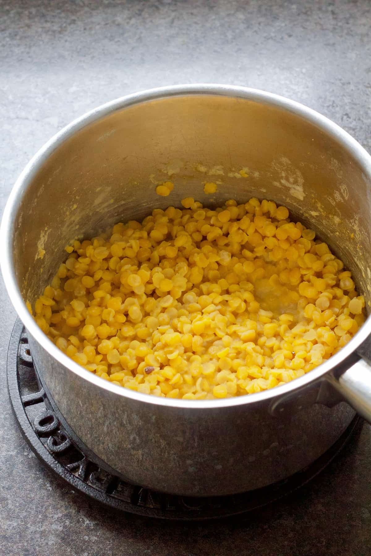 Cooked chana dhal in a pan.