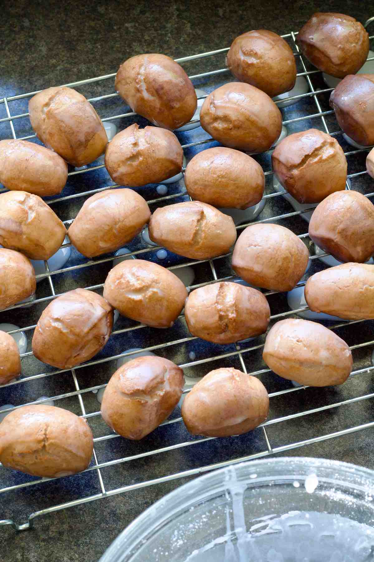 Iced pierniczki drying on a cooling rack.
