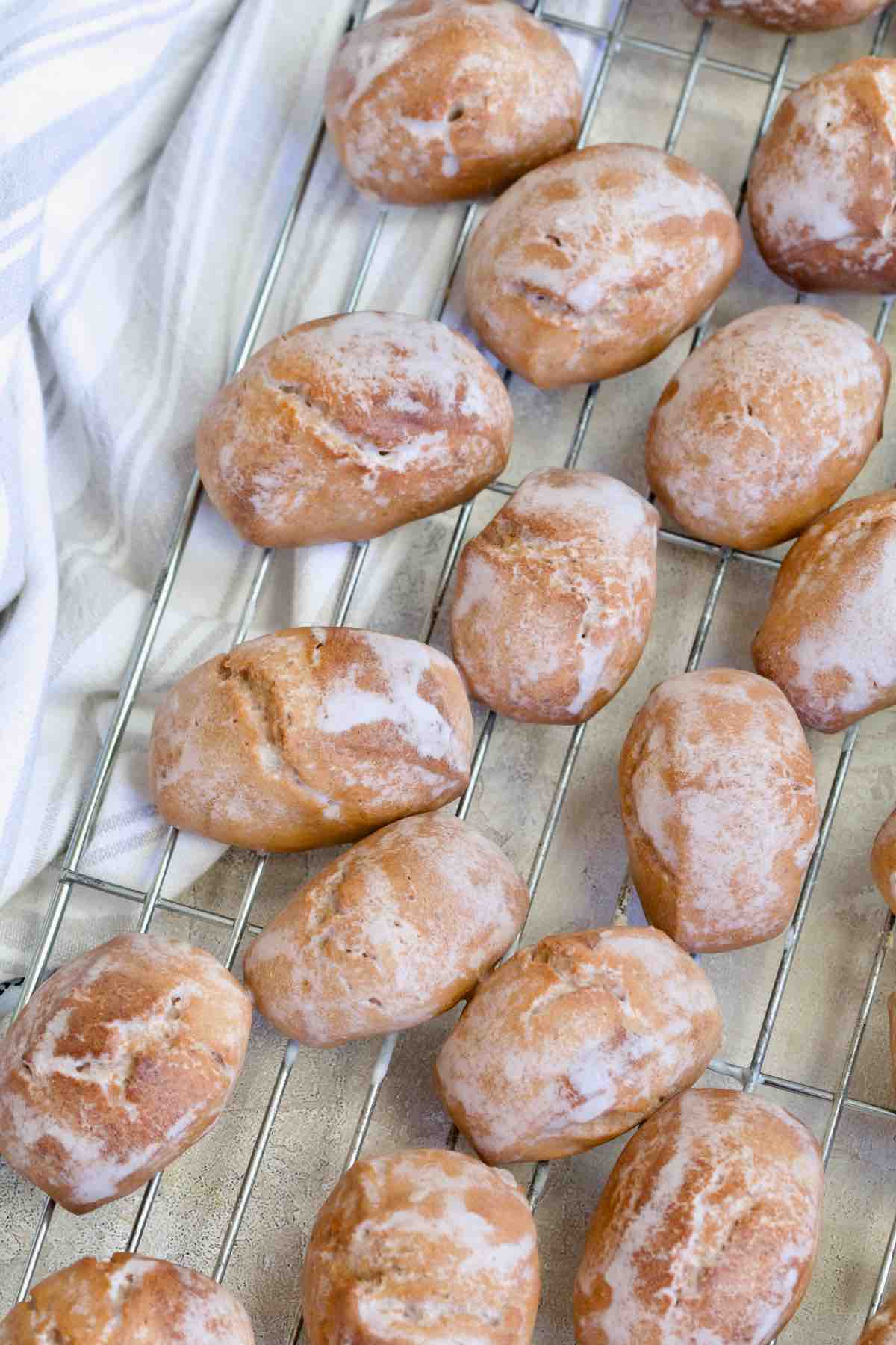 Iced pierniczki drying on a cooling rack.